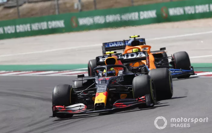 Sergio Pérez, Red Bull Racing RB16B, Lando Norris, McLaren MCL35M