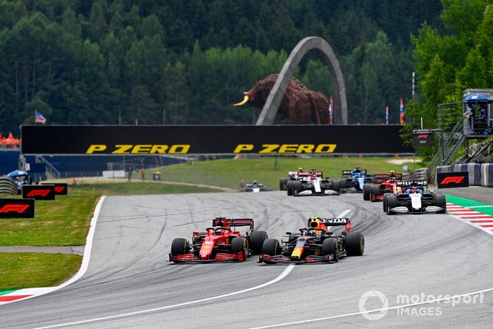 Sergio Pérez, Red Bull Racing RB16B, Charles Leclerc, Ferrari SF21