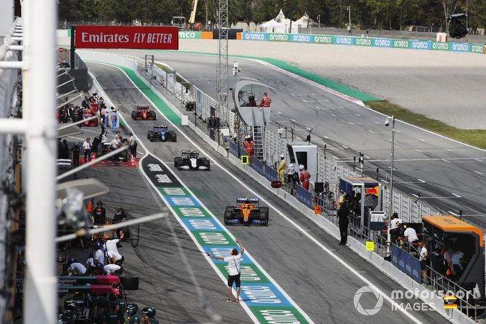 Lando Norris, McLaren MCL35M, Nicholas Latifi, Williams FW43B, Esteban Ocon, Alpine A521