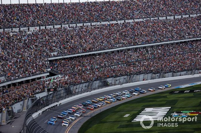 Ricky Stenhouse Jr., JTG Daugherty Racing, Chevrolet Camaro Kroger,  Alex Bowman, Hendrick Motorsports, Chevrolet Camaro Valvoline, Race start