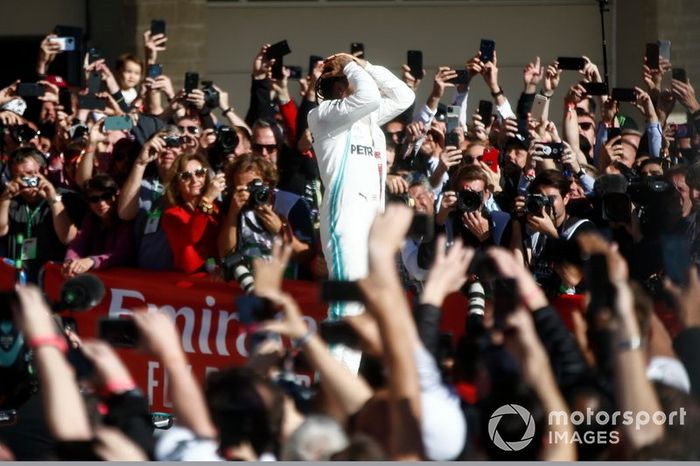 Lewis Hamilton, Mercedes AMG F1, 2º clasificado, celebra en el Parc Ferme tras conseguir su sexto título mundial de pilotos