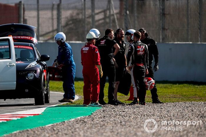 El accidente de Kevin Magnussen, Haas F1 Team VF-20 que provocó una bandera roja