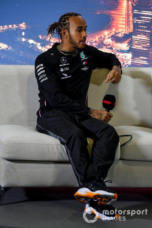 Lewis Hamilton, Mercedes-AMG Petronas F1 en la conferencia de prensa 