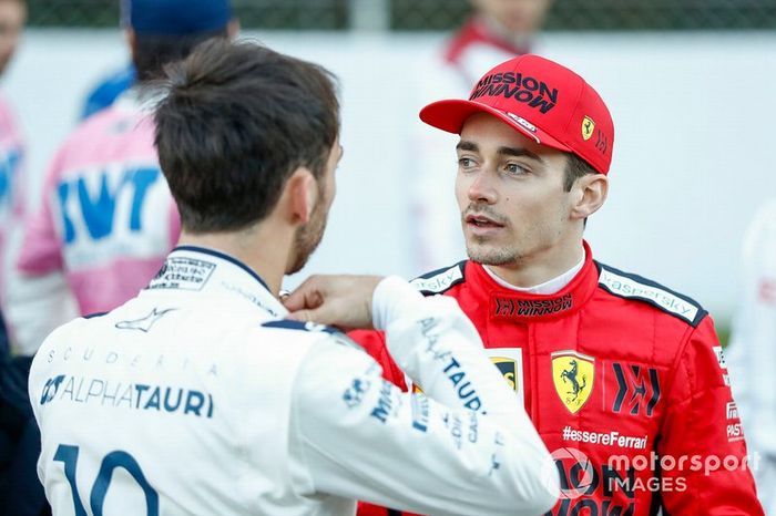 Charles Leclerc, Ferrari, hablando con Pierre Galsy, AlphaTauri 