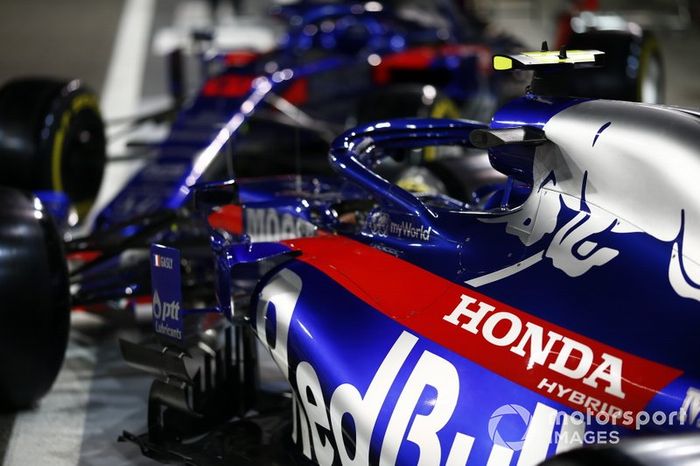 El Toro Rosso STR14 en el pit lane