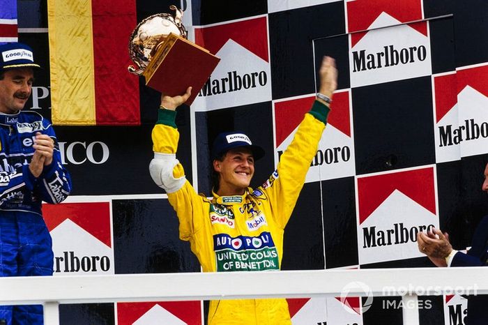 Podio: el ganador Nigel Mansell, Williams, junto a Michael Schumacher, Benetton, tercero.