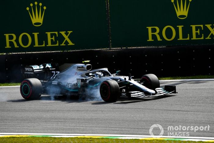 Valtteri Bottas paró por segunda vez en la vuelta 42, mucho antes de lo esperado y comenzó el ataque sobre Leclerc. Pero el monegasco se defendió con uñas y dientes con neumáticos más gastados  
