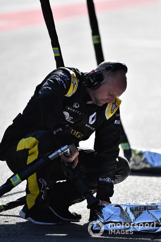 Un mécanicien Renault Sport F1 Team avec un pistolet pneumatique