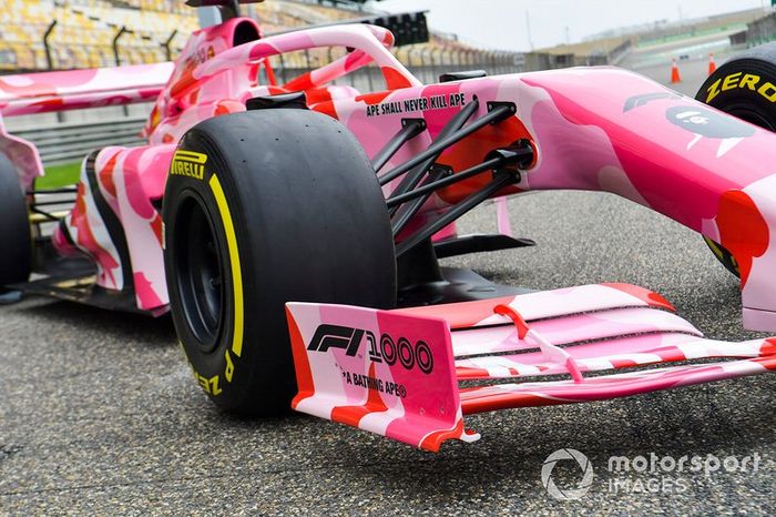 Coche decorado con motivo de la carrera 1.000
