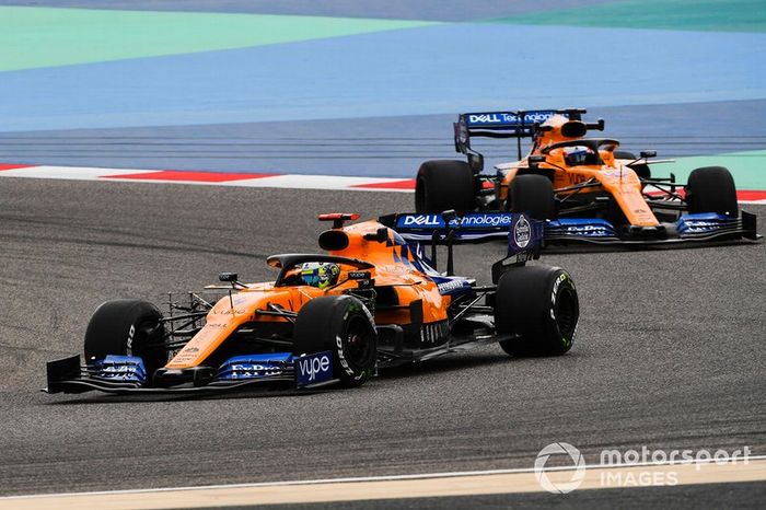 Lando Norris, McLaren MCL34 y Carlos Sainz Jr., McLaren MCL34 