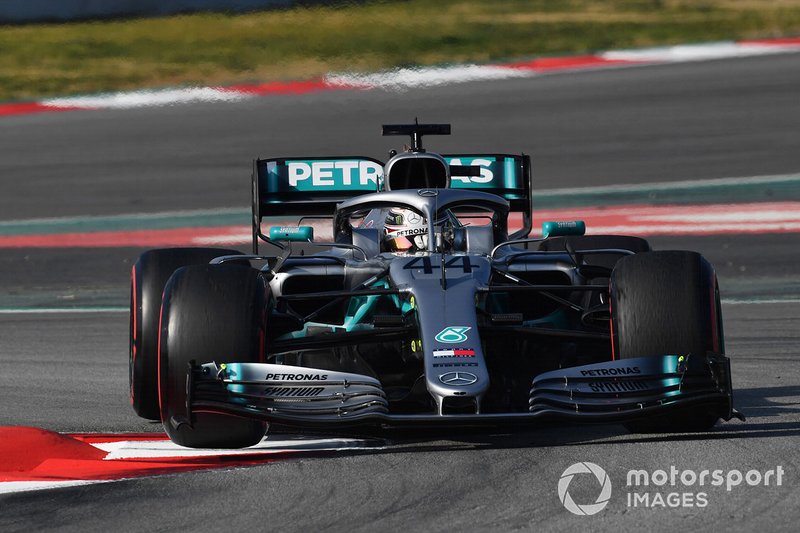 Lewis Hamilton, Mercedes-AMG F1 W10, con la ruota anteriore sollevata