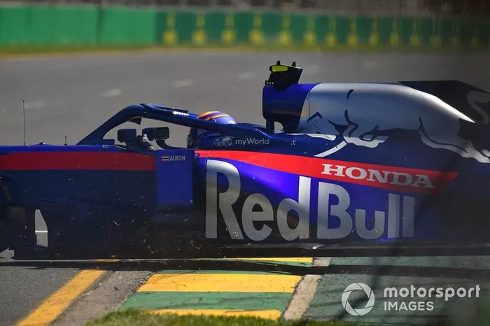 Alexander Albon, Toro Rosso STR14, suffers a spin and damages his front wing