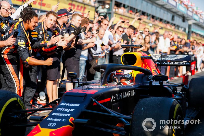 Макс Ферстаппен, Red Bull Racing RB15 проезжает мимо своей команды в закрытом парке