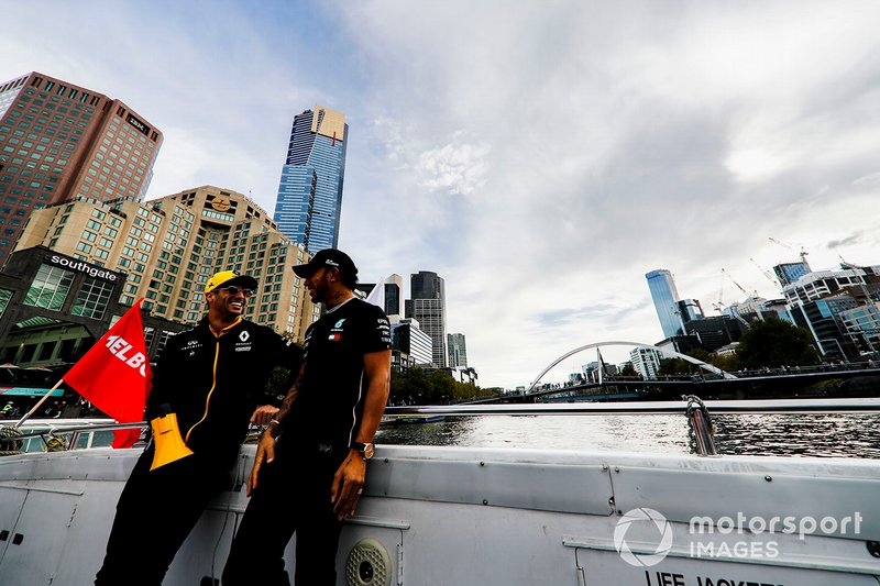 Daniel Ricciardo, Renault e Lewis Hamilton, Mercedes AMG F1, si dirigono verso l'evento a Federation Square