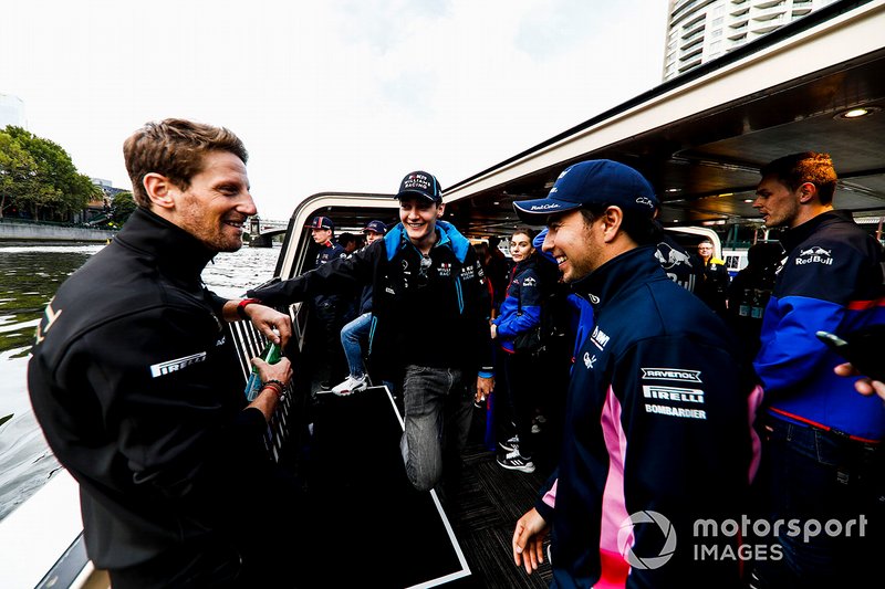 Romain Grosjean, Haas F1 Team, George Russell, Williams e Sergio Perez, Racing Point, si dirigono verso l'evento a Federation Square