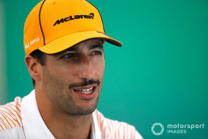 Daniel Ricciardo, McLaren, habla ante los medios