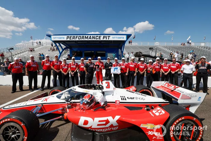 El piloto Scott McLaughlin, del equipo Penske Chevrolet, celebra su pole position con su equipo