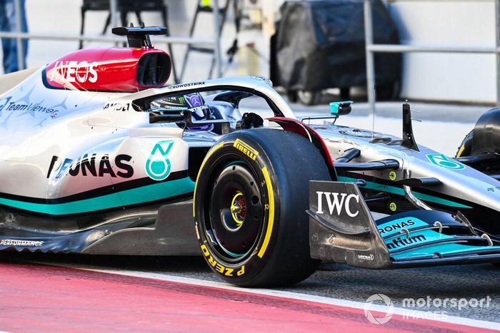 Lewis Hamilton, Mercedes W13, sale de boxes