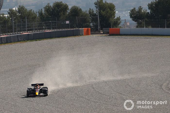 Max Verstappen, Red Bull Racing RB18, en la grava