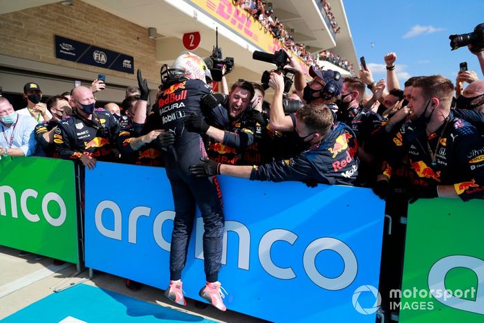 Max Verstappen, Red Bull Racing, 1ª posición, celebra con su equipo en el Parc Ferme