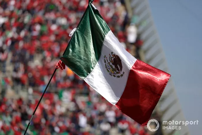 Los aficionados ondean una bandera mexicana
