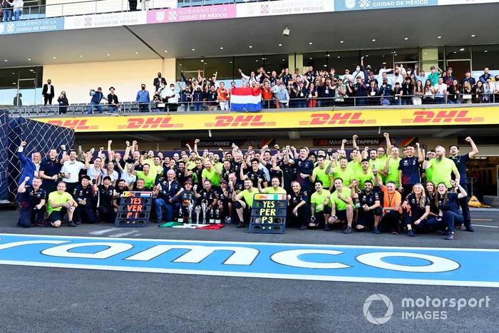 Max Verstappen, Red Bull Racing, 1ª posición, Christian Horner, director del equipo, Red Bull Racing, Sergio Pérez, Red Bull Racing, 3ª posición, Adrian Newey, director técnico, Red Bull Racing, y el equipo Red Bull Racing celebran después de la carrera