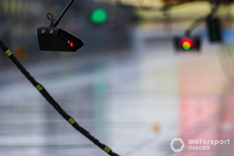 El pitlane con lluvia