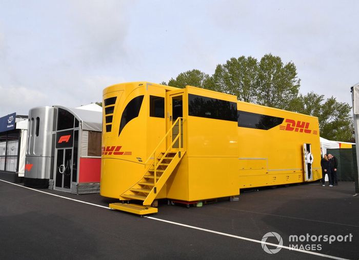 DHL motorhome en el paddock