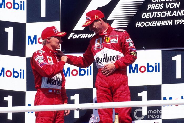 El ganador Eddie Irvine, Ferrari, y el segundo clasificado Mika Salo, Ferrari