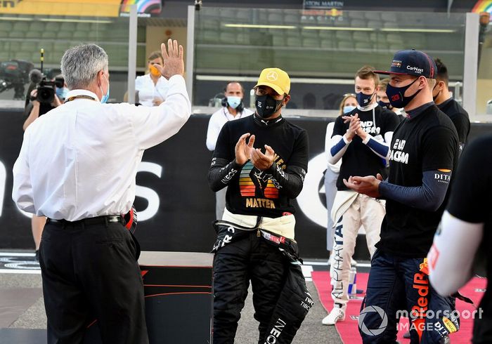 Chase Carey, Presidente de la Fórmula 1, se despide de los pilotos de la parrilla y se le entrega un casco conmemorativo firmado