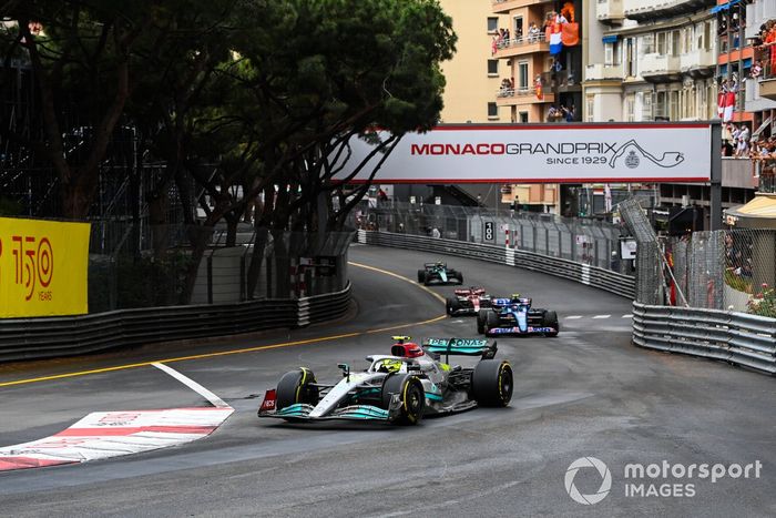 Lewis Hamilton, Mercedes W13, Esteban Ocon, Alpine A522, Valtteri Bottas, Alfa Romeo C42
