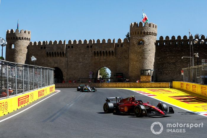 Carlos Sainz, Ferrari F1-75, George Russell, Mercedes W13