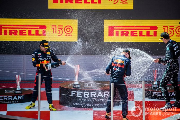 Podio: segundo lugar Sergio Pérez, Red Bull Racing, ganador Max Verstappen, Red Bull Racing, y tercer lugar George Russell, Mercedes-AMG