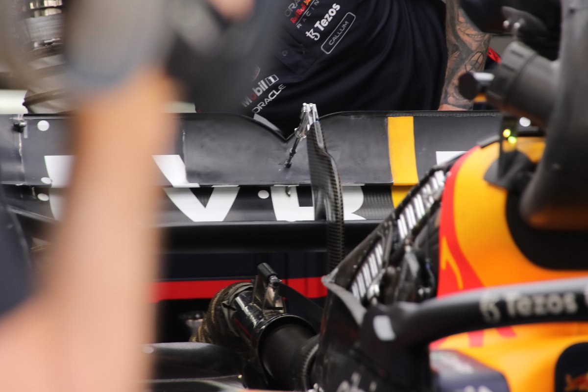 Los mecánicos trabajan en el DRS de Max Verstappen, Red Bull RB18