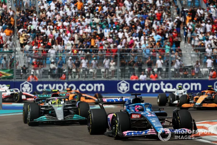 Fernando Alonso, Alpine A522, Lewis Hamilton, Mercedes W13