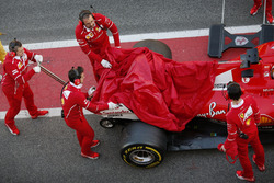 Sebastian Vettel, Ferrari, retourne aux stands avec un problème
