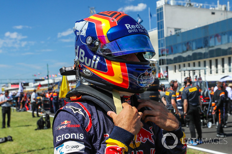 Carlos Sainz Jr., Scuderia Toro Rosso STR12 en la parrilla