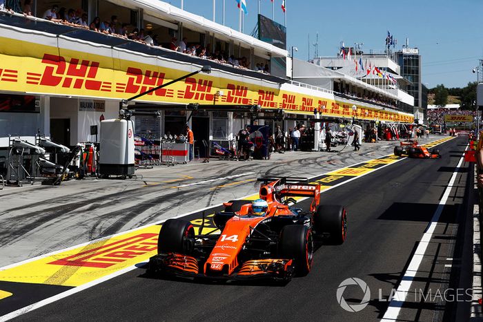 Fernando Alonso, McLaren MCL32, Stoffel Vandoorne, McLaren MCL32