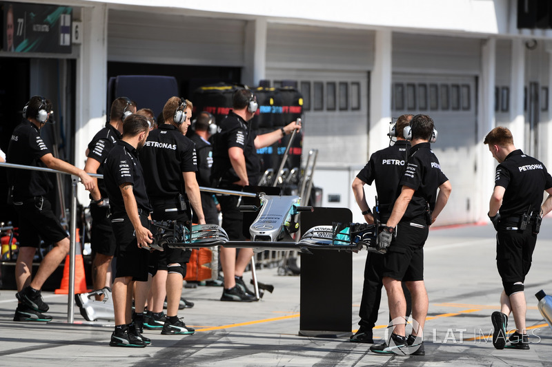 Механік та переднє крило Mercedes-Benz F1 W08