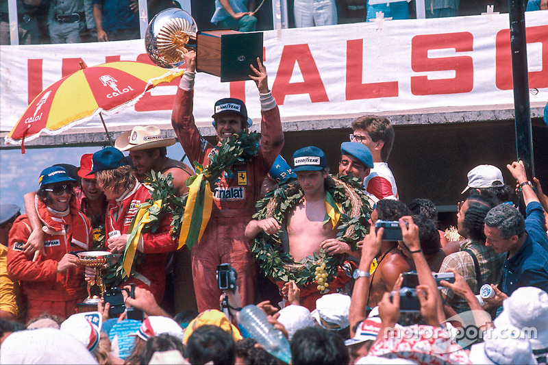 Podium: 1. Carlos Reutemann, 2. James Hunt, 3. Niki Lauda, mit Emerson Fittpaldi