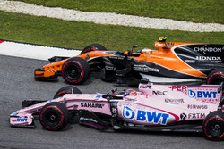 Stoffel Vandoorne, McLaren MCL32, Sergio Perez, Sahara Force India F1 VJM10