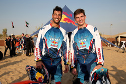 Max Verstappen, Red Bull Racing y Daniel Ricciardo, Red Bull Racing posan para una fotografía
