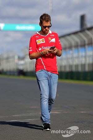Sebastian Vettel, Ferrari camina por el circuito