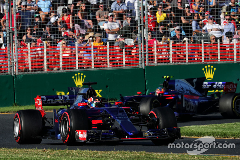 Daniil Kvyat, Scuderia Toro Rosso STR12; Carlos Sainz Jr., Scuderia Toro Rosso STR12