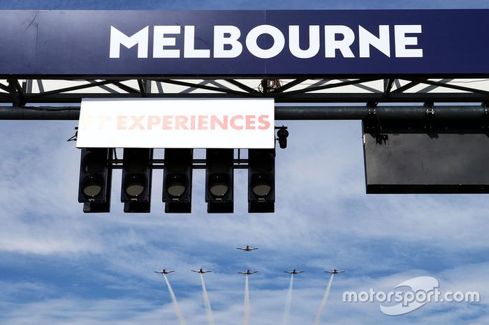 Aviones pasan sobre el circuito