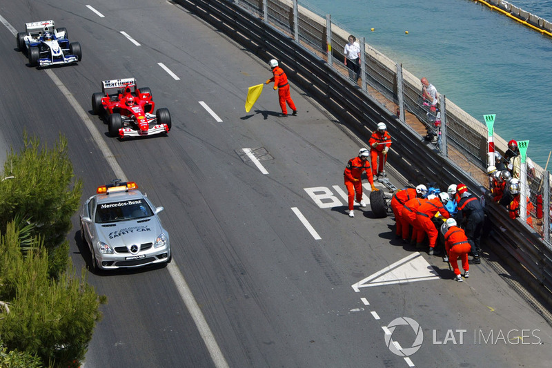 El Renault R24 de Fernando Alonso es atendido por los comisarios tras su accidente a la salida del t