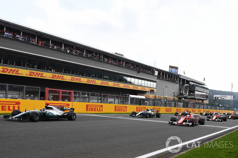 Льюіс Хемілтон, Mercedes AMG F1 W08, лідирує на старті