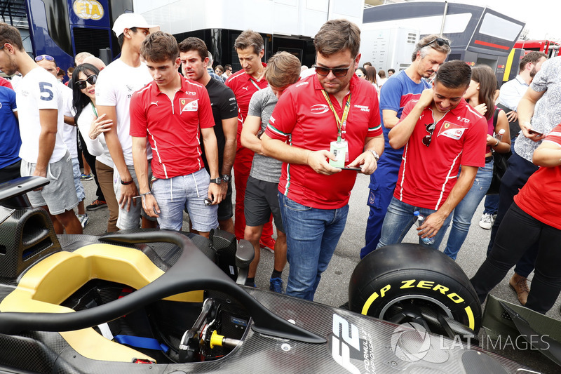 Charles Leclerc, PREMA Powerteam, et Antonio Fuoco, PREMA Powerteam, examinent la nouvelle F2
