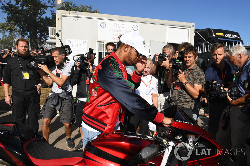 Lewis Hamilton, Mercedes AMG F1 llega al circuito en su moto