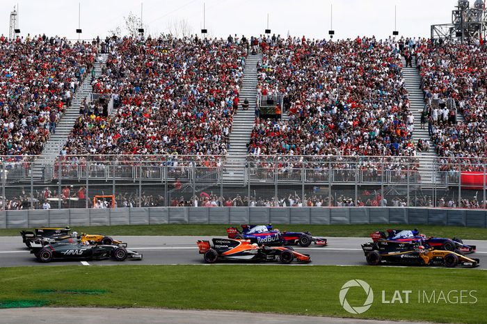 Nico Hulkenberg, Renault Sport F1 Team RS17., Daniil Kvyat, Scuderia Toro Rosso STR12, Carlos Sainz Jr., Scuderia Toro Rosso STR12, Fernando Alonso, McLaren MCL32, Romain Grosjean, Haas F1 Team VF-17 y Jolyon Palmer, Renault Sport F1 Team RS17 en la arranc